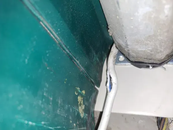 Motorizzazione tapparelle a Goro: cavo del motore della tapparella schiacciato e spellato
