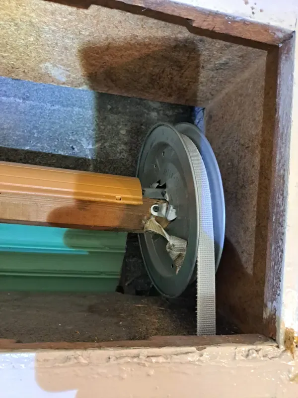 Tapparella bloccata a Ferrara: cinghia strappata vicino alla puleggia del rullo
