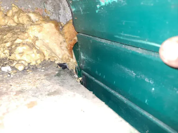 Tapparella bloccata a Ferrara: guida laterale ostruita che blocca il telo