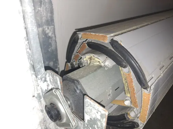 Motorizzazione tapparelle a Comacchio: motore tubolare con calotta e supporto rotti