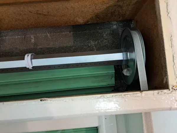 Sostituzione rullo avvolgitore a Argenta: rullo ottagonale nuovo in acciaio zincato con puleggia