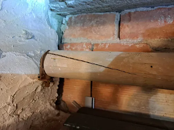 Sostituzione rullo avvolgitore a Codigoro: vecchio rullo in legno con perno arrugginito
