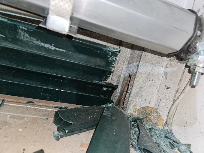 Sostituzione tapparelle a Copparo: stecche rotte di una tapparella motorizzata